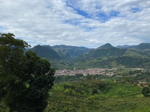 vistas a una ciudad en un valle con montañas en Origlamping Noche De Luna, en Jardín