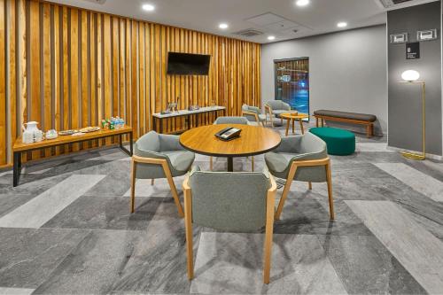 a waiting room with a table and chairs at City Express Plus by Marriott Tampico in Tampico