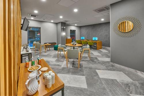 a dining room with tables and chairs in a room at City Express Plus by Marriott Tampico in Tampico