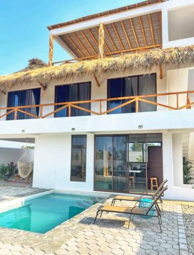 Playa Agua BlancaにあるWelcome to Casa Palma.の正面にプールがある家