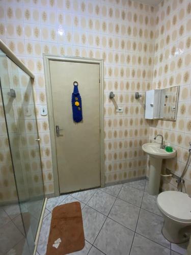 a bathroom with a shower and a toilet and a door at Apartamento para 8 pessoas próximo a Basílica in Aparecida