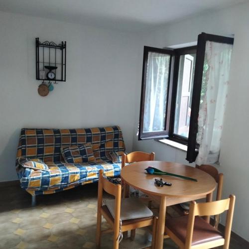 Daniele's Sea flat close to Soverato في Marina di Davoli: غرفة معيشة مع طاولة وأريكة