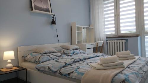 een slaapkamer met 2 bedden en kussens erop bij Apartament w Centrum in Sandomierz