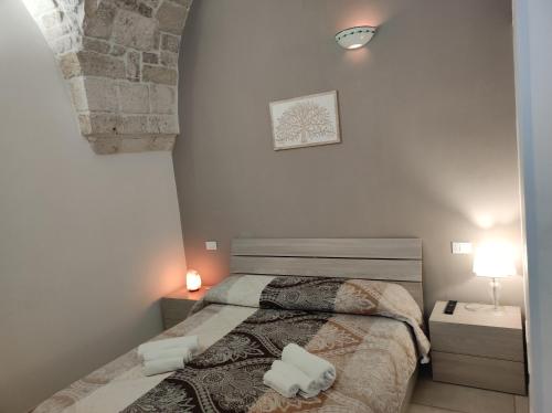 um quarto com uma cama com duas toalhas em Maison de Richard em Ostuni