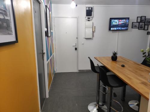 an office with a desk and a door and a table at Paris cosy private room with shared space - Chambre privée avec espace commun Paris in Vitry-sur-Seine