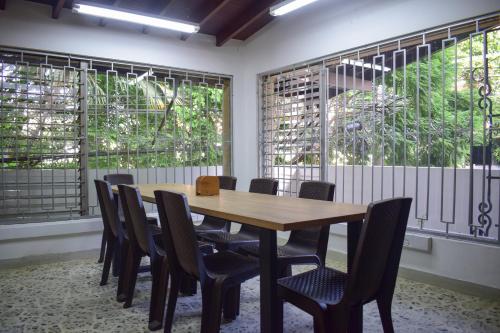 uma sala de conferências com uma mesa de madeira e cadeiras em AREA 51 HOSTEL em Medellín