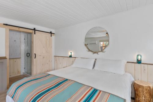 - une chambre avec un lit et un miroir mural dans l'établissement Hotel Palomino, à Ridgway