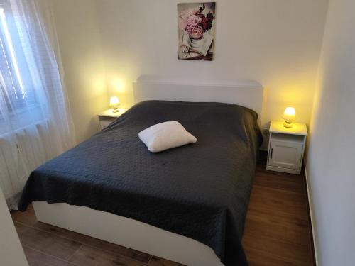 Apartments with parking space Pula - 10429