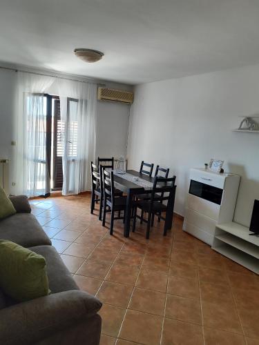 Apartments with parking space Pula - 10429