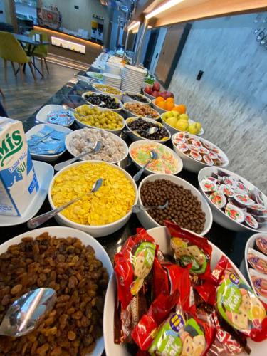 アンタルヤにあるGrand Nergiz Otelのさまざまな種類の食べ物が並んだテーブル