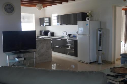 uma cozinha com um frigorífico e uma bancada em Kote mer em Sainte-Anne