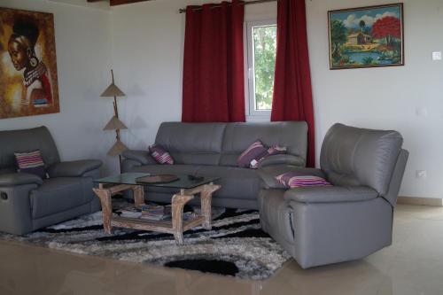 uma sala de estar com dois sofás e uma mesa de centro em Kote mer em Sainte-Anne