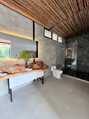 Bilik mandi di Natural Luxury Birding Lodge