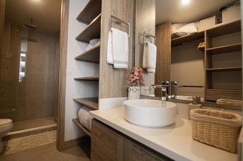 Bathroom sa Apartamento en Morros Zoe con acceso directo al mar en Cartagena