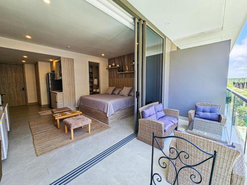 卡塔赫納的住宿－Apartamento en Morros Zoe con acceso directo al mar en Cartagena，酒店客房设有床和客厅。