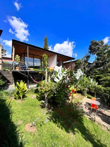 uma casa com um jardim em frente em Natural Luxury Hotel em Papagalleros