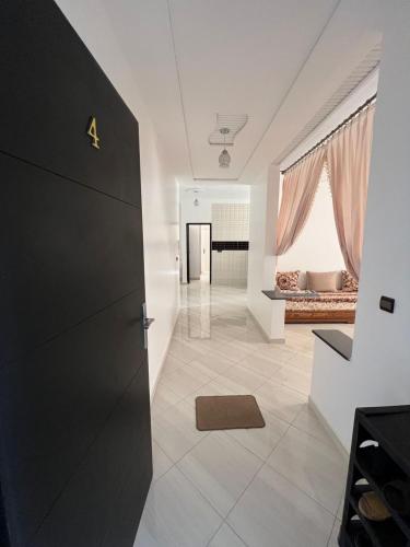 a hallway with a door leading to a bedroom at Résidence Talhaoui in Saidia 