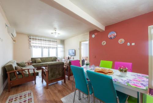 uma sala de estar com uma mesa e cadeiras coloridas em Elit view home em Sapanca