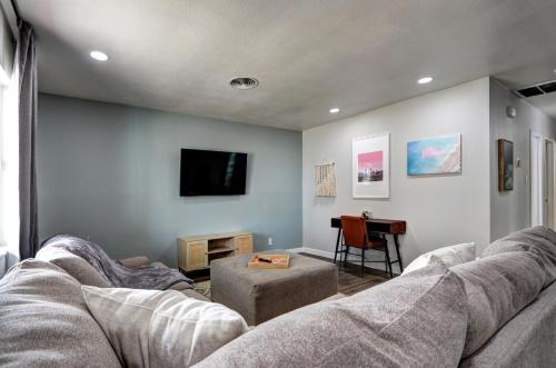Luxury 3-bed home near the Strip w/ a poker table