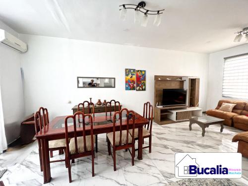 馬查拉的住宿－Bucalia House Machala，客厅配有桌子和沙发