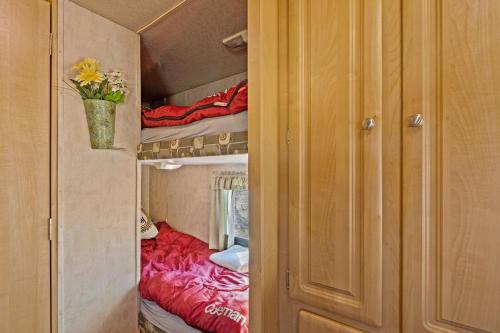 een kleine kamer met een bed en een stapelbed bij JT Village Campground - Star Stream in Joshua Tree