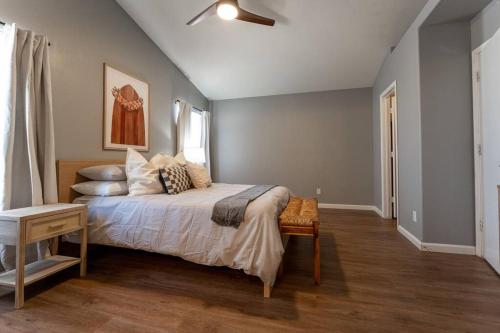 een slaapkamer met een bed met kussens erop bij Work Friendly Fast Wi-Fi Convenient Location in Las Vegas