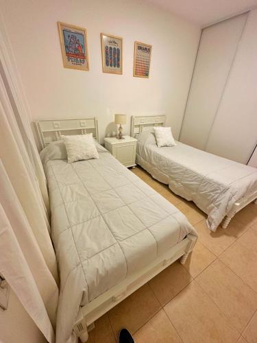 ロサリオ・デ・ラ・フロンテラにあるParamont Rosario 2のベッド2台が隣同士に設置された部屋です。