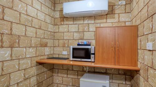 Kuchyň nebo kuchyňský kout v ubytování Darling River Motel