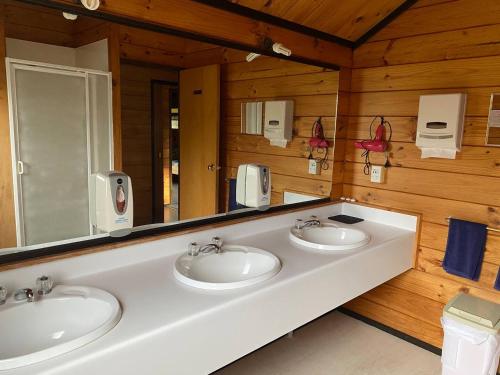 baño con 2 lavabos y espejo grande en Dakune Chill - The Lodge, en Ohakune