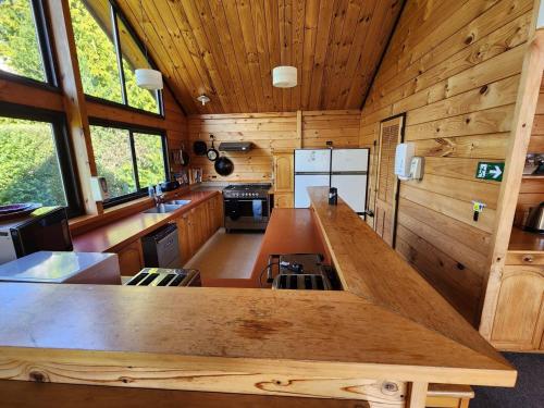 una cocina con un gran mostrador de madera en una cabaña en Dakune Chill - The Lodge, en Ohakune