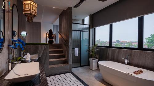 Bertam Resort,Penang في كيبالا باتاس: حمام مع حوض استحمام ومغسلة