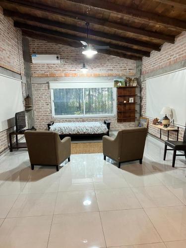 sala de estar con 2 sillas y sofá en La Santa Rita Casa con Encanto! en San Fernando del Valle de Catamarca