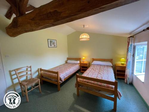 Tempat tidur dalam kamar di Gîte Saint-Martin-des-Tilleuls, 4 pièces, 6 personnes - FR-1-426-355