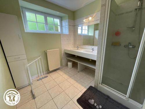 Bathroom sa Gîte Saint-Martin-des-Tilleuls, 4 pièces, 6 personnes - FR-1-426-355