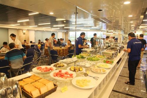 ein Buffet mit vielen Speisen in der Unterkunft Sen Hotel Hạ Long in Hạ Long