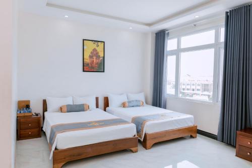 Un pat sau paturi într-o cameră la Khách sạn Hoàng My