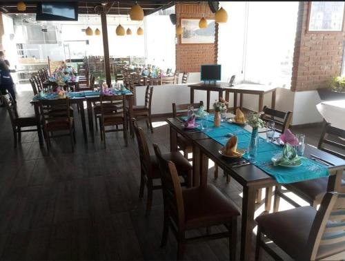 Gran Hotel Elizabeth في ولاية دورانغو: غرفة طعام مع طاولات وكراسي خشبية
