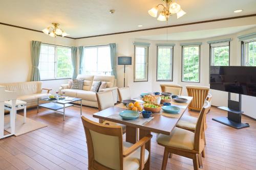 Μια τηλεόραση ή/και κέντρο ψυχαγωγίας στο Suite Villa Izukogen Mikanno-Hanasaku-Shiroiie