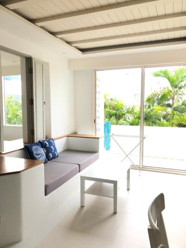考濤海灘的住宿－Chelona Hua Hin，带沙发和大窗户的客厅
