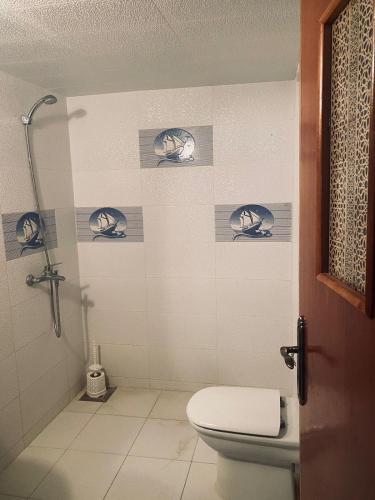uma casa de banho com um WC e um chuveiro em Appartement à cape de l’eau en plein centre em Ras El Ma