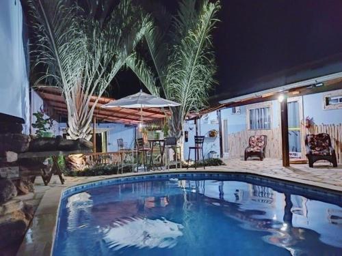 una piscina frente a una casa en Pousada Love Piri, en Pirenópolis