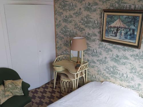 une chambre avec une chaise et une table avec une lampe dans l'établissement Maison cosy 6 pers, plage à 160m, jardin clos, plancha, ménage inclus - FR-1-224B-204, à Noirmoutier-en-l'lle