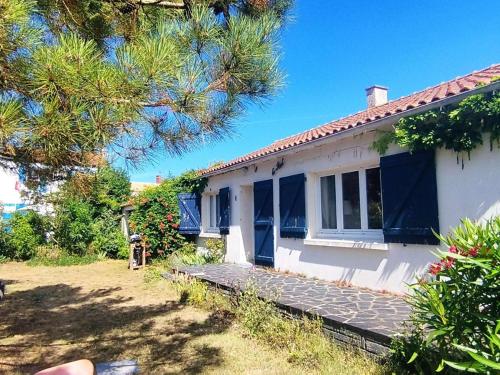Maison blanche avec volets bleus dans l'établissement Maison cosy 6 pers, plage à 160m, jardin clos, plancha, ménage inclus - FR-1-224B-204, à Noirmoutier-en-l'lle
