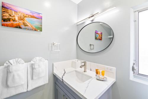 Fully Renovated 2BR 2BA with Free Parking, Steps to beach!_3