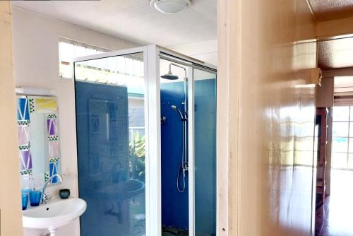 a bathroom with a shower and a sink at MOOREA - Fare Nihei in Maharepa