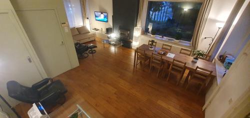 an overhead view of a living room with a table and chairs at Sunset de Luz in Nijmegen