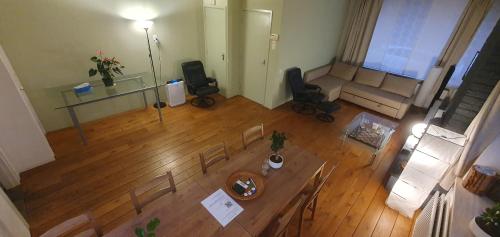an overhead view of a living room with a table and chairs at Sunset de Luz in Nijmegen