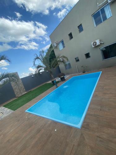 a large blue swimming pool in front of a house at Sanbru hotel in Zacarias