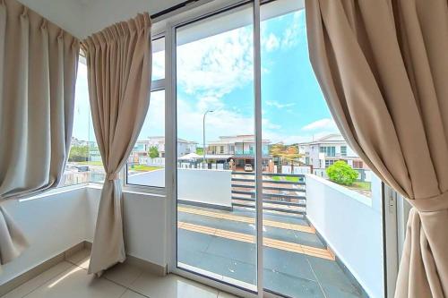 Zimmer mit einem großen Fenster mit Blick auf einen Balkon. in der Unterkunft Desaru Spacious 6 Rooms Bungalow 22paxes KTV-Billard-BBQ-Netflix in Kota Tinggi