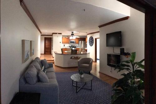 un soggiorno con divano e una cucina di Hamilton Cove Panoramic Ocean View Condo #2/32 ad Avalon